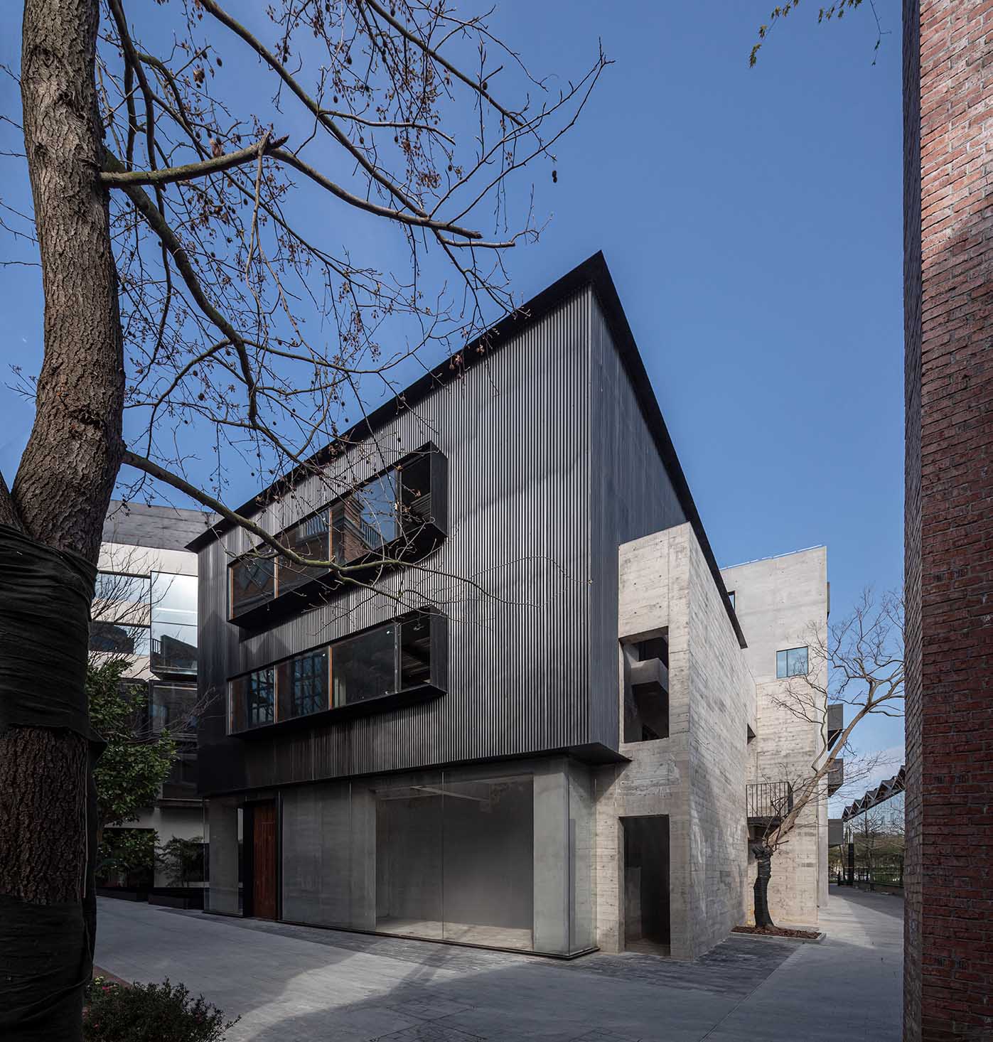 建筑改造,建筑改造设计,厂房改造,厂房改造设计,文化建筑改造,展览类建筑改造,艺术空间改造设计,艺术空间改造,创意办公室,创意办公空间设计,创意办公改造,旧建筑改造设计,上海本哲建筑,上海本哲建筑设计公司,上海本哲建筑设计作品